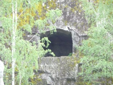 Тальков камень. Пещера в скале. Глубина около 2 м