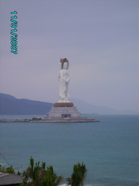 Статуя буддистской богини. Выше чем статуя свободы.