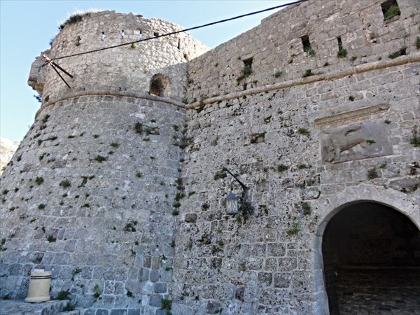 Крепостная стена с воротами