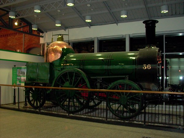 Старинный паровоз на вокзале в Корке
