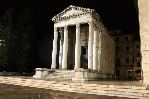 Храм богини Ромы – покровительницы Рима и императора Августа