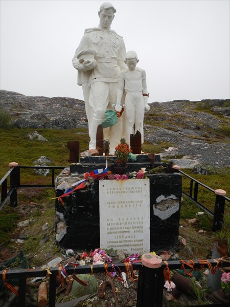 Памятник защиткикам Перевал мыста Тунтури