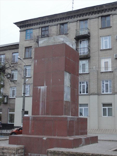 Памятник Ленину (на Украине 2016 года они выглядят только так)