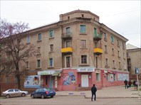 В админ. центре имеется несколько красивых сталинских зданий-город Дружковка