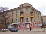 В админ. центре имеется несколько красивых сталинских зданий