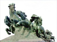 Несущиеся лошади-Памятник "Тачанка-ростовчанка"