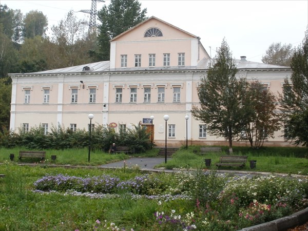 Здание музея (оно же дом Аносова) издали