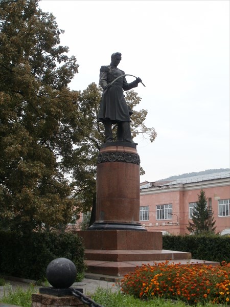 Памятник Аносову на городской площади