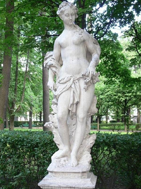 Скульптура 18 века презентация 8 класс. Статуя Венеры в летнем саду. Статуя Венеры Таврической в летнем саду.