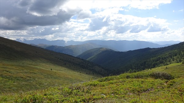 Где-то нам в дали у снежника (на фото слева) Аккемское озеро