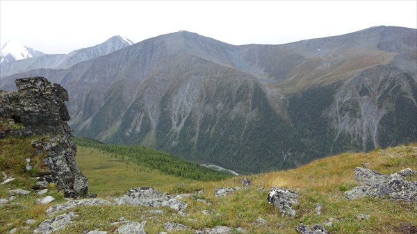 Внизу река Аккем