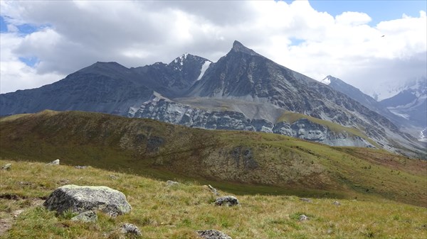 За пупырем долина реки Ярлу