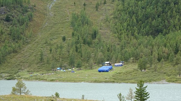 Туристическая тусовка на берегу озера