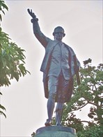 Памятник знаменитому исследователю Джеймсу Куку.