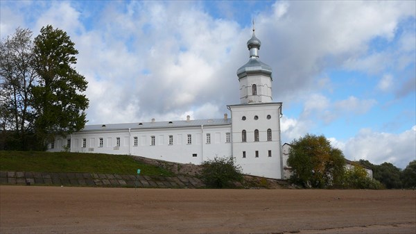 Пляж и монастырь