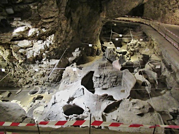 Пещера в Арени.