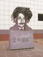Памятник Эйнштейну.