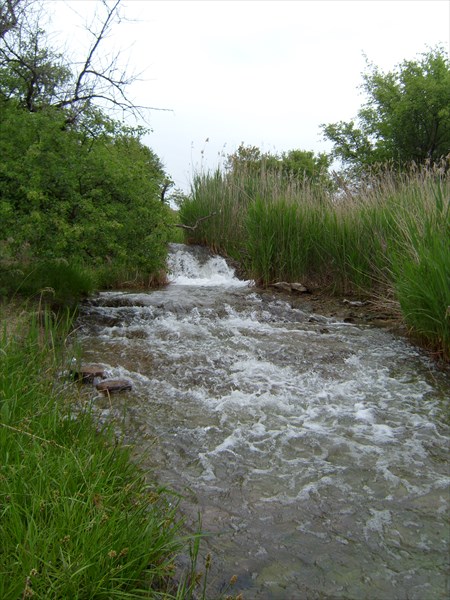 У Примыканского водопада.