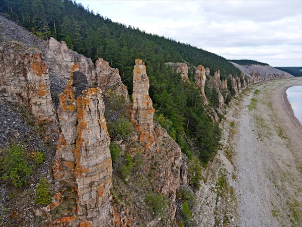 Скальный комплекс в месте впадения реки Куойки